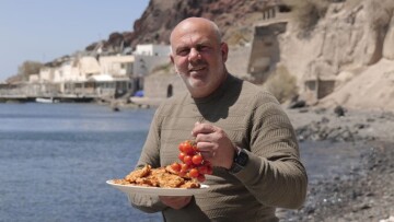 Ακρωτήρι Σαντορίνης: Ταξίδι στην προϊστορική Θήρα με γεύση από «Τρομερούς» ντοματοκεφτέδες
