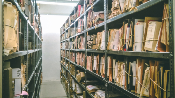 «Σύντροφοι, πρέπει να γνωρίζουμε τα πάντα!»: Πώς η Στάζι παρακολουθούσε τους Ανατολικογερμανούς