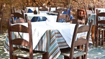 20 ταβέρνες στα Βόρεια για σαρδέλα, κοκκινιστό, μακαρονάδα, αρνί και προβατίνα