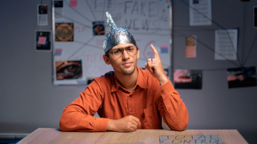 Εξωγήινες πυραμίδες, «μαϊμού» προσελήνωση και Covid: Γιατί οι νέοι είναι πιο επιρρεπείς στις θεωρίες συνωμοσίας;