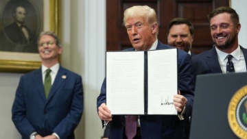 Ο Τραμπ αυξάνει στο 35% τους δασμούς στον Καναδά και στο 39% στην Ελβετία - Τι αλλάζει στις υπόλοιπες χώρες