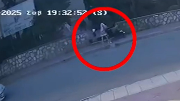 Δείτε βίντεο: Η στιγμή που η 32χρονη βγαίνει από την πολυκατοικία με το καρότσι για να πάει στο Παλαιό Φάληρο
