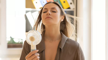 Τα συμπτώματα που «φωνάζουν» ότι έρχεται η εμμηνόπαυση - Από ποια ηλικία ξεκινούν