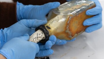 Zωγράφος ανακάλυψε μήνυμα 122 ετών μέσα σε μπουκάλι στον τοίχου ενός φάρου στην Ταζμανία - Δείτε φωτογραφίες