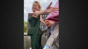 Πάμελα Άντερσον και Λίαμ Νίσον αναπαριστούν τη θρυλική σκηνή του Τιτανικού - Δείτε βίντεο