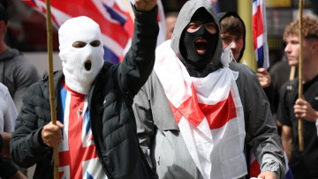 Επεισόδια σε διαδηλώσεις κατά των μεταναστών στο Μάντσεστερ και το Λονδίνο
