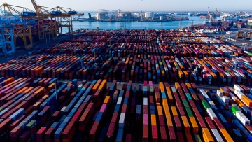 Δασμοί Τραμπ: Θα παραμείνουν υψηλοί ακόμα και μετά τη θητεία του, προβλέπει η JPMorgan