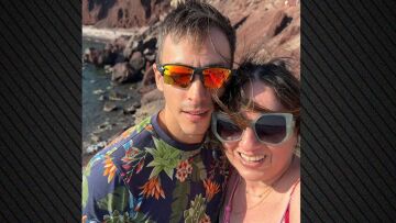 Η Σοφία Μουτίδου βρίσκεται στη Σαντορίνη με τον σύντροφό της - Δείτε τις φωτογραφίες