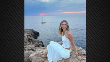 Κιάρα Φεράνι: Στο αγαπημένο μου μέρος με τους αγαπημένους μου ανθρώπους, γράφει από την Ίμπιζα