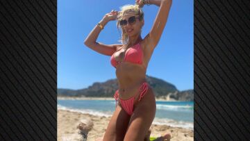 Φωτογραφίες: Η Κωνσταντίνα Σπυροπούλου ποζάρει με ροζ μπικίνι στην παραλία