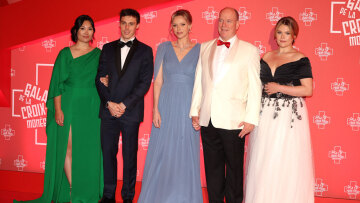 Ο ετήσιος χορός του Ερυθρού Σταυρού στο Μονακό - Οι λαμπερές εμφανίσεις και το μήνυμα της Σαρλίν στον πρίγκιπα Αλβέρτο: «Θα είμαι πάντα δίπλα σου»