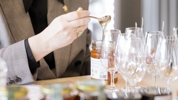 Πώς ξεχωρίζουμε το καλό μέλι; – Μια γευσιγνώστρια μελιού μάς εξηγεί