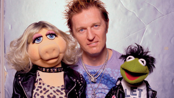 Keanan Duffty, ο σχεδιαστής που συνεργάστηκε με θρύλους της μουσικής σκηνής