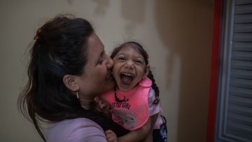 Μητέρες σοβαρά ανάπηρων παιδιών αποφάσισαν να συγκατοικήσουν και να τα μεγαλώσουν μαζί