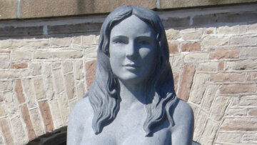 Γυμνόστηθο άγαλμα γοργόνας διχάζει τη Δανία: «Είναι πορνογραφικό» λένε - Εξετάζεται η απόσυρσή του