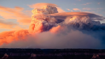 Πυρκαγιά μαίνεται επί έναν μήνα στο Γκραντ Κάνιον, στάχτη 500.000 στρέμματα με βλάστηση - Δείτε βίντεο