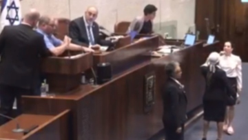 Επεισόδιο στην Κνεσέτ: Εκδιώχθηκε από το βήμα Ισραηλινός βουλευτής που υπονόησε γενοκτονία στη Γάζα – Δείτε βίντεο