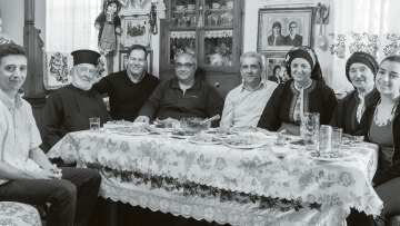 «Ζουμ» στα ελληνικά χωριά: Καφενεία, εκκλησίες και πανηγύρια με τα μάτια ενός Ελβετού... οφθαλμίατρου