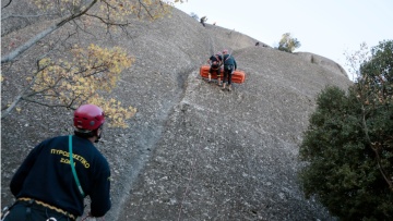 Ολοκληρώθηκε η επιχείρηση της πυροσβεστικής για τη μεταφορά βαριά τραυματισμένης γυναίκας στη Σαμοθράκη 
