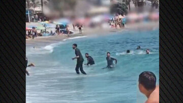 Ισπανία: Ντόπιοι παίρνουν στο κυνήγι μετανάστες που μόλις έφτασαν σε παραλία στη Γρανάδα - Δείτε βίντεο