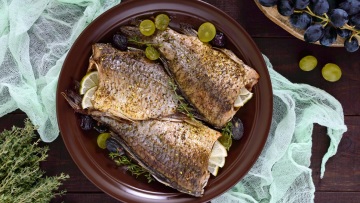 Του Σωτήρος μυρίζει τηγανητό ψάρι και γλυκαίνουν τα πρώτα σταφύλια. Τι λέει η παράδοση