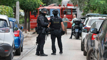 Συνελήφθη ο άνδρας που είχε ταμπουρωθεί σε διαμέρισμα στον Χολαργό - Πέταξε μολότοφ από το μπαλκόνι του και απειλούσε αστυνομικούς
