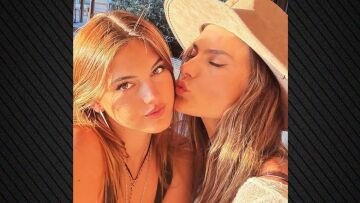 Η Αλεσάντρα Αμπρόσιο κάνει διακοπές στην Ίμπιζα με τη 17χρονη κόρη της 