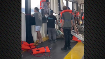 «Μπαίνουμε στις βάρκες άλλων ανθρώπων, είμαστε εδώ μιάμιση ώρα» - Η περιπέτεια των δεκάδων επιβατών του φέρι μποτ στα Νέα Στύρα, δείτε βίντεο