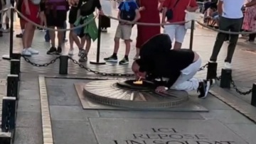 Αφαιρούν την άδεια παραμονής από τον 47χρονο που άναψε τσιγάρο στο Μνημείο του Άγνωστου Στρατιώτη στο Παρίσι