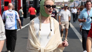 Η Άνια Τέιλορ-Τζόι συμπλήρωσε το λευκό σύνολό της με τρία διαφορετικά φουλάρια
