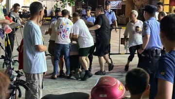 Διαδηλώσεις, επεισόδια και καταστολή μετά από ξυλοδαρμό 14χρονης από τρία κορίτσια στην Κίνα - Το βίντεο και οι ποινές που προκάλεσε την οργή