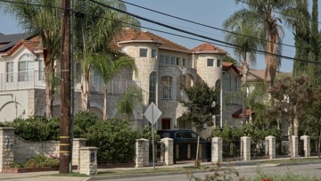 Υπόθεση Mark Surrogacy: Η μυστηριώδης έπαυλη με τα 15 νήπια και τις έξι νταντάδες - Το βρέφος με κρανιακή αιμορραγία που ξεσκέπασε μια «φάμπρικα» παρένθετης μητρότητας