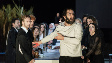 Περιοδεία σε όλη την Ελλάδα για την παράσταση του Μιχαήλ Μαρμαρινού «ζ – η – θ, ο Ξένος»
