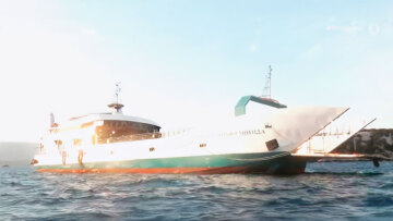 Παραμένει κολλημένο το φέρι μποτ που έπεσε σε ξέρα στα Στύρα - Τα ερωτήματα για τον καπετάνιο που ζητούν απαντήσεις