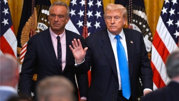 Ο Τραμπ ακυρώνει χρηματοδοτήσεις εμβολίων mRNA: «Τερματίζονται 22 επενδύσεις των 500 εκατ. δολαρίων», ανακοίνωσε ο Κένεντι 