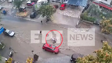 Βίντεο: Γυναίκα παρασύρθηκε από χείμαρρο στη Θεσσαλονίκη – Δεν ξέρω αν θα ζούσα, λέει