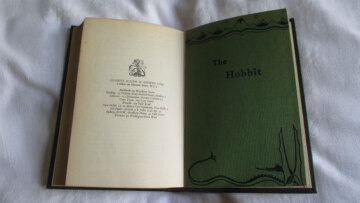 Χόμπιτ: Αντίτυπο της πρώτης έκδοσης του βιβλίου του Τόλκιν πουλήθηκε για 43.000 λίρες