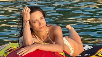 Η Κατερίνα Γερονικολού ποζάρει με το μαγιό της πάνω σε ένα στρώμα θαλάσσης