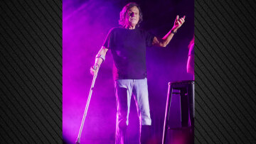 Ο Βασίλης Παπακωνσταντίνου με πατερίτσα σε συναυλία του στο Ναύπλιο - Δείτε τις φωτογραφίες