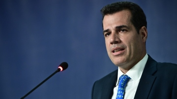 Πλεύρης για μετανάστη που επιτέθηκε σε Εύζωνες: Καμία ανοχή σε τέτοιες συμπεριφορές - Βίντεο
