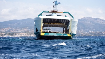 Ρήγμα 20 μέτρων βρήκαν οι δύτες στο πλοίο που προσάραξε σε ξέρα στα Νέα Στύρα - Η αποκόλληση και τα επόμενα βήματα 