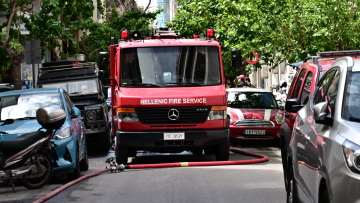 Φωτιά σε σπίτι στον Πειραιά - Απομακρύνθηκαν οι κάτοικοι, δείτε βίντεο
