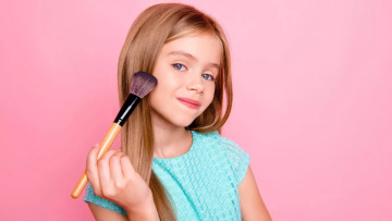 Γονείς: Ιδού τι συμβαίνει όταν χρησιμοποιούνται καλλυντικά ενηλίκων στο παιδικό δέρμα