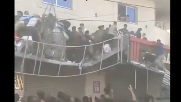 Γάζα: Μπαλκόνι καταρρέει από το πλήθος Παλαιστινίων που έτρεξαν να πάρουν ανθρωπιστική βοήθεια - Δείτε βίντεο 