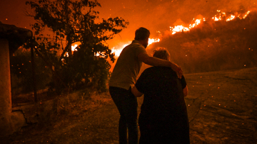 Δραματικές σκηνές στην Ηράκλεια Ηλείας: Οι κάτοικοι εγκαταλείπουν τα σπίτια τους, η φωτιά μπήκε στο χωριό

