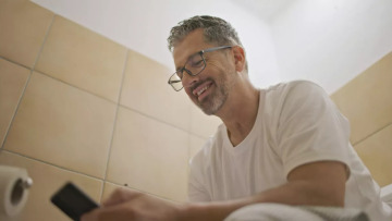 Ο κίνδυνος υγείας που απειλεί όλο και συχνότερα όσους πηγαίνουν τουαλέτα με το κινητό τους