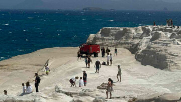 Τραγωδία στο Σαρακήνικο της Μήλου: Δύο νεκροί από πνιγμό - Ο αέρας παρέσυρε τη γυναίκα, βούτηξε ο άντρας να τη σώσει