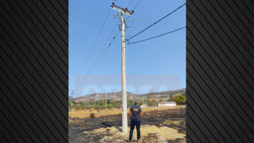 Το βραχυκύκλωμα σε κολώνα ηλεκτροδότησης ερευνάται ως πιθανή αιτία για τη φωτιά στην Κερατέα - Δείτε φωτογραφίες από το σημείο