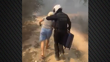 Η στιγμή που αστυνομικοί απεγκλωβίζουν ηλικιωμένους από τη φωτιά στην Κερατέα 