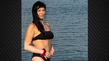 H Αθηναΐς Νέγκα φωτογραφίζεται στην παραλία χωρίς ρετούς - «Εγώ που φέτος είμαι 51»